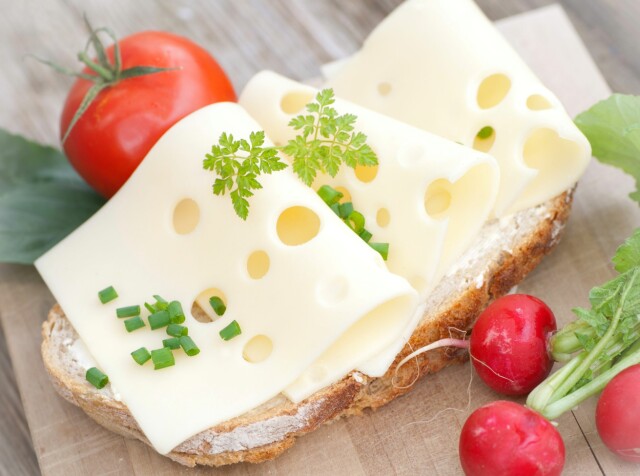 VARIASJON ER VIKTIG: Så ikke dropp gulosten, selv om du vet at magert kjøttpålegg inneholder mindre fett og kalorier. Foto: Fotolia VARIASJON ER VIKTIG: Så ikke dropp gulosten, selv om du vet at magert kjøttpålegg inneholder mindre fett og kalorier. Foto: Fotolia